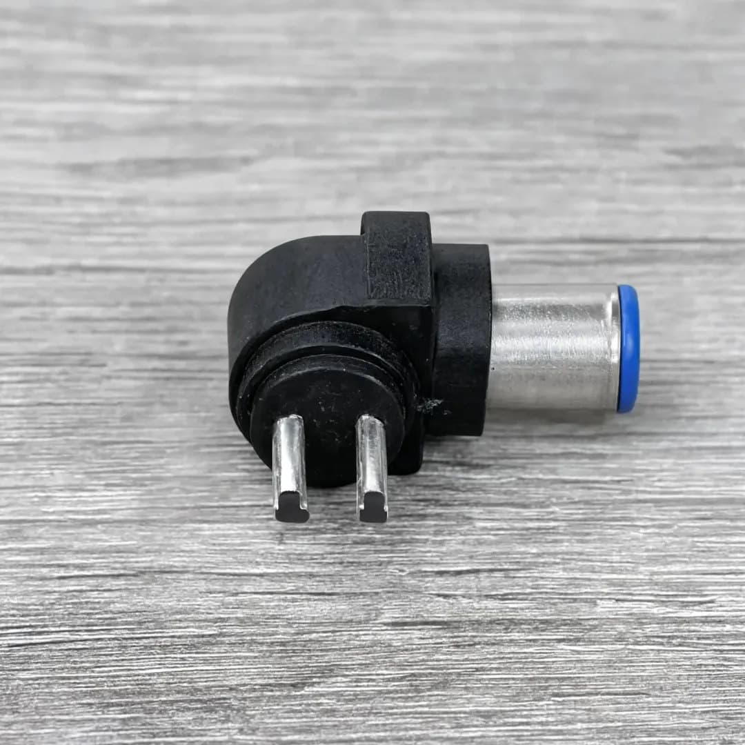 Conector plug p/cargador 2 pines